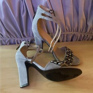 GUESS WOMEN'S GRAY FAUX SUEDE ANKLE STRAP OPEN TOE SANDALS